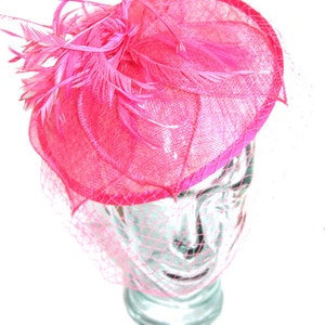 Roze Rose Sinamay hoofdband fascinator, geaccentueerd met veren, bloem en sluier afbeelding 2