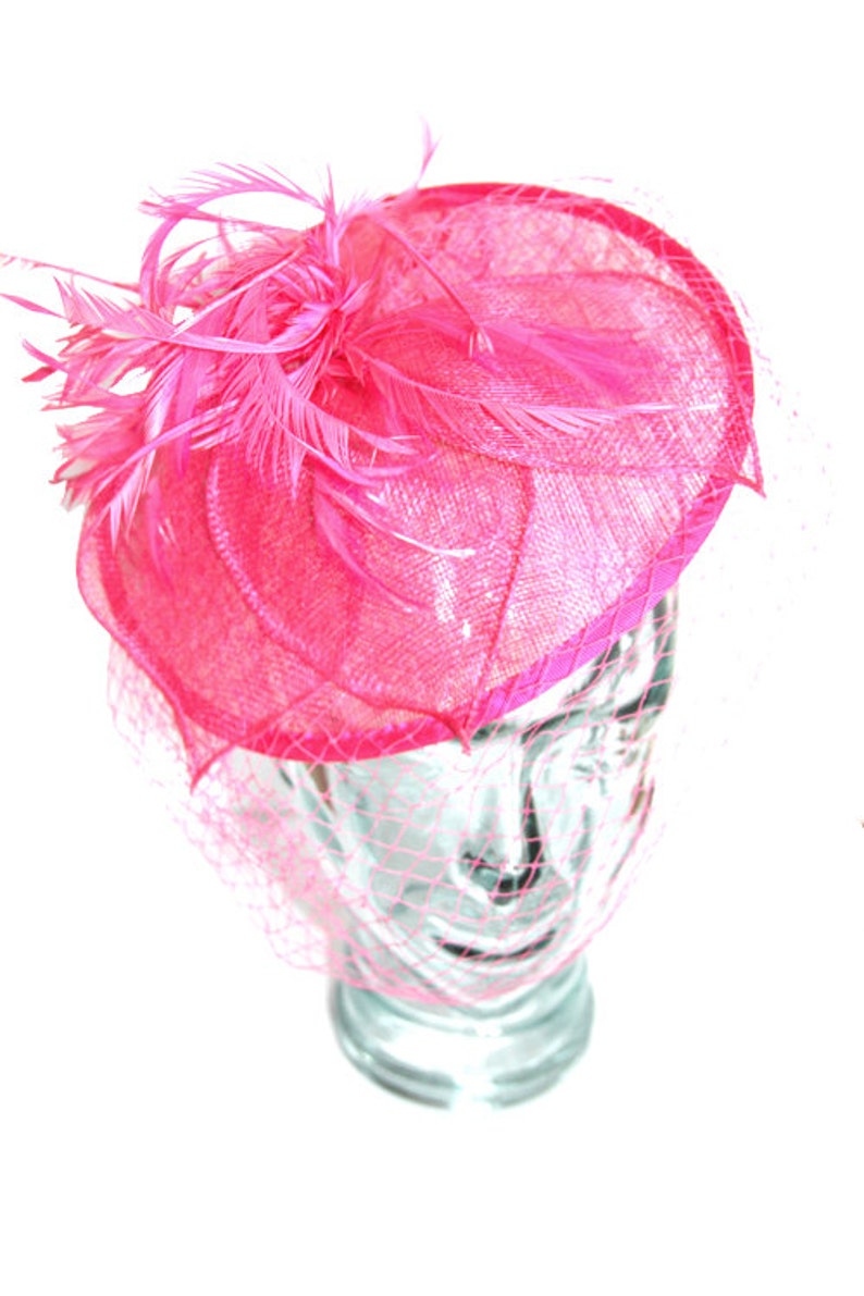Roze Rose Sinamay hoofdband fascinator, geaccentueerd met veren, bloem en sluier afbeelding 2