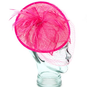 Roze Rose Sinamay hoofdband fascinator, geaccentueerd met veren, bloem en sluier afbeelding 1
