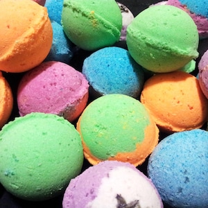 5 Pcs Assorted Stress Relieving Moisturizing Bath Fizzy Bombs. Great gift