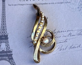 Hermoso broche europeo antiguo chapado en oro