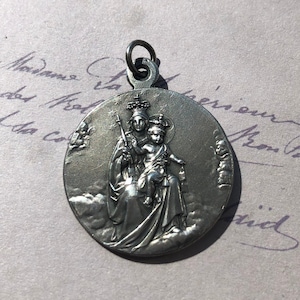 Lovely French antique silver religious medaille holy mother mary and Jesus 1890 france 3,5 cm L Diameter 2,5 cm