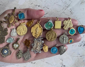 Magnifiques colliers à breloques religieuses vintage italiennes anciennes Sainte-Marie en argent argenté en métal doré 18 carats Choisissez le vôtre dans un lot de