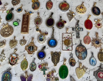 Charmants colliers à breloques dorées collection vintage de breloques religieuses, choisissez vos breloques parmi un bel ensemble de 59 pendentifs 18 carats de 22 po.