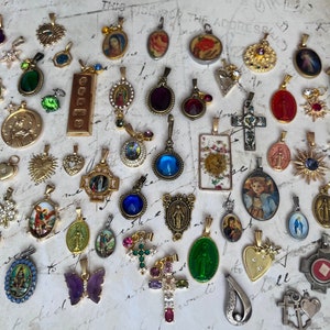 Charmants colliers à breloques dorées collection vintage de breloques religieuses, choisissez vos breloques parmi un bel ensemble de 59 pendentifs 18 carats de 22 po. image 1
