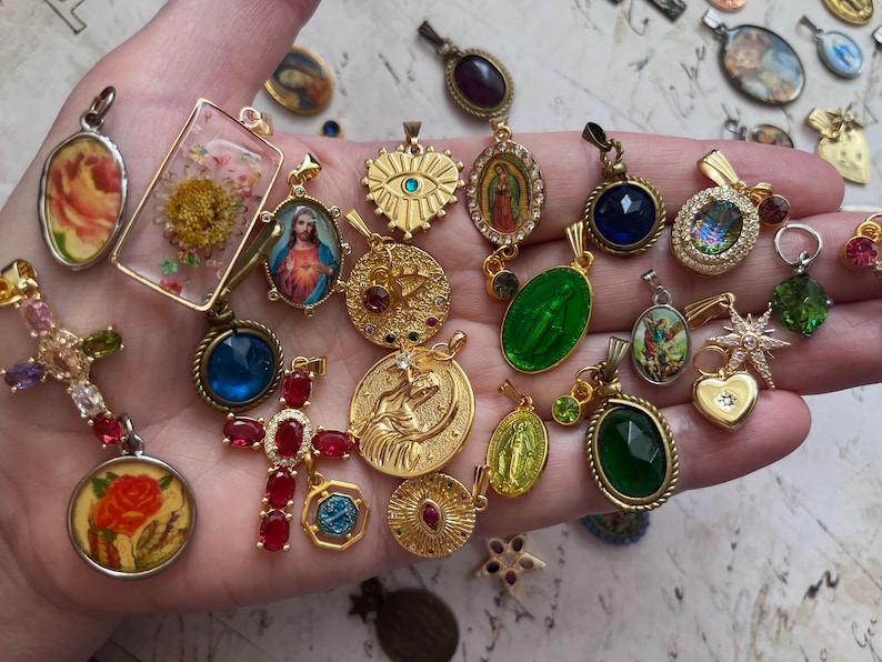 Charmants colliers à breloques dorées collection vintage de breloques religieuses, choisissez vos breloques parmi un bel ensemble de 59 pendentifs 18 carats de 22 po. image 4