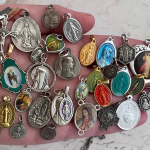 Hermoso francés vintage religioso antiguo Santa María plata plateada 18k metal dorado encantos collares Elige el tuyo del conjunto de 46