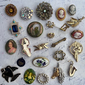 Lovely Vintage Antique Broches from France Germany Europe set of 24 Art Nouveau Jewelry 1930 1940 1960 1970 Jewelry