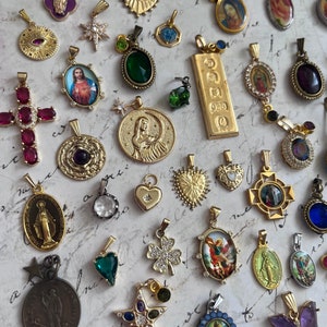 Charmants colliers à breloques dorées collection vintage de breloques religieuses, choisissez vos breloques parmi un bel ensemble de 59 pendentifs 18 carats de 22 po. image 6