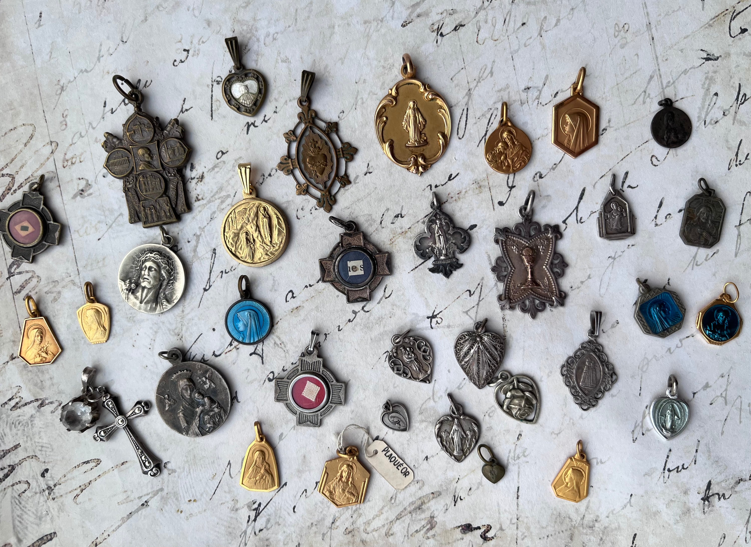 Mooie antieke Franse religieuze hangers Medailles met goud gevulde echt zilveren metalen divers kies de jouwe uit set van 34
