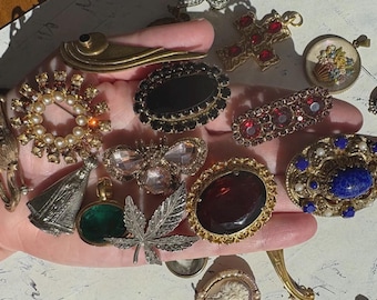 Lindo conjunto de broches e pingentes vintage alemães, holandeses, franceses e ingleses. Escolha o seu!