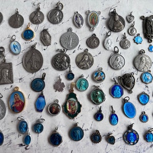 Antieke Heilige Maria religieuze bedels hangers Vintage Franse medailles set van 79 stuks kies je unieke ketting kerstcadeaus