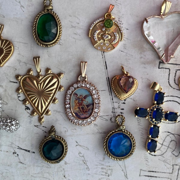 Wählen Sie aus diesem 13er-Set wunderschöne antike goldene Vintage-Charms