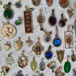 Charmants colliers à breloques dorées collection vintage de breloques religieuses, choisissez vos breloques parmi un bel ensemble de 59 pendentifs 18 carats de 22 po. image 10