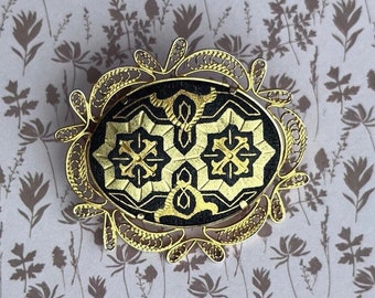 Belle Broche Antique gravée