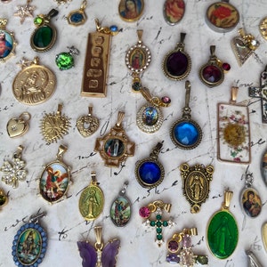 Charmants colliers à breloques dorées collection vintage de breloques religieuses, choisissez vos breloques parmi un bel ensemble de 59 pendentifs 18 carats de 22 po. image 9
