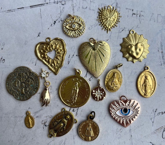 Beautiful rare vintage mystical pendant charms he… - image 4