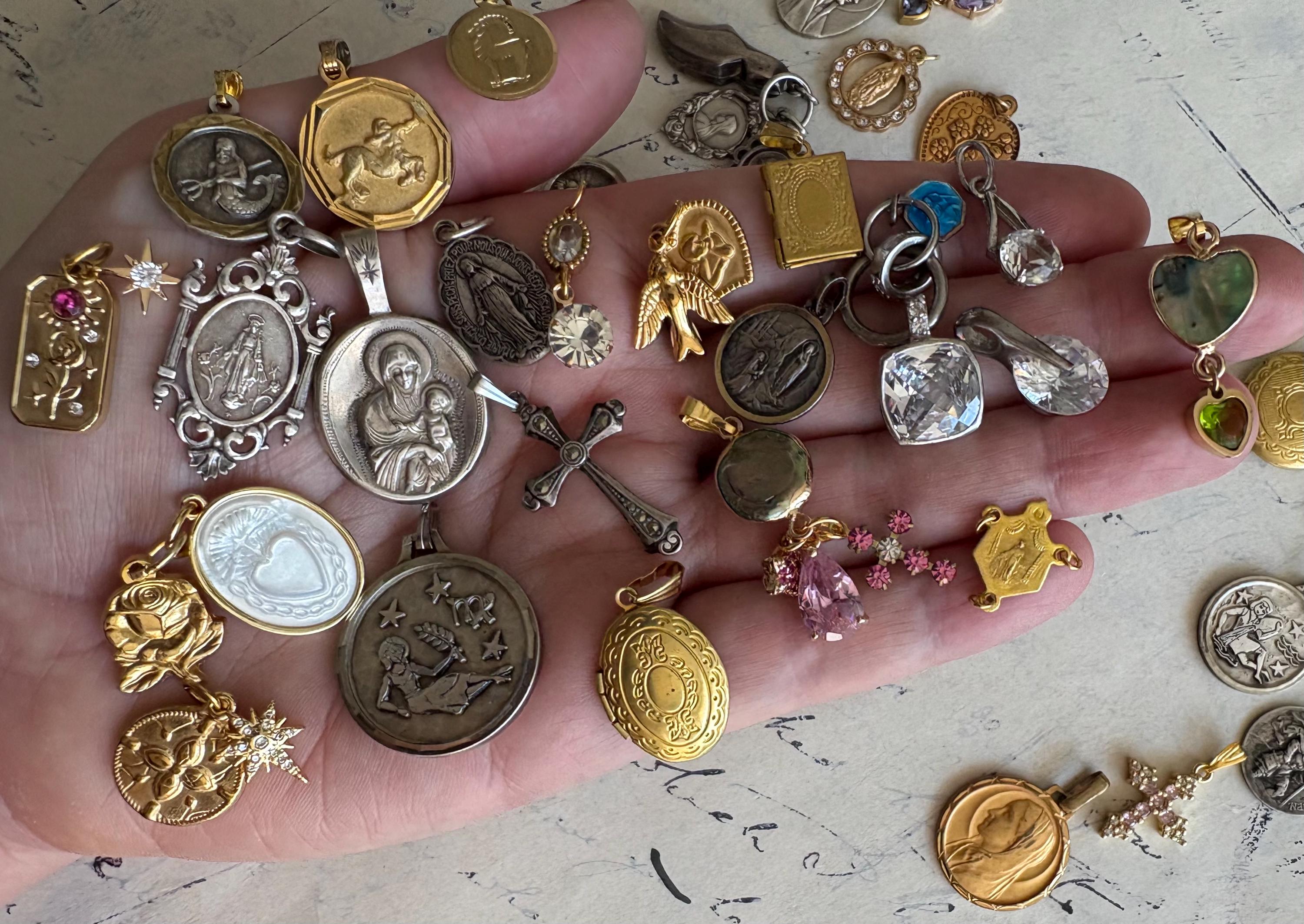 美しいフランスのアンティークヴィンテージスタイルのチャーム18k 
