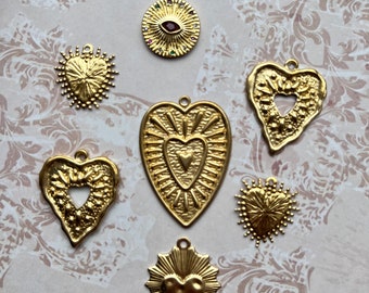 Vintage goldenes Herz Anhänger, Messing Charm Set von 7