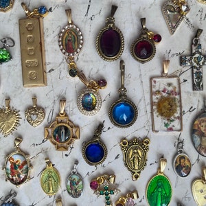 Charmants colliers à breloques dorées collection vintage de breloques religieuses, choisissez vos breloques parmi un bel ensemble de 59 pendentifs 18 carats de 22 po. image 5