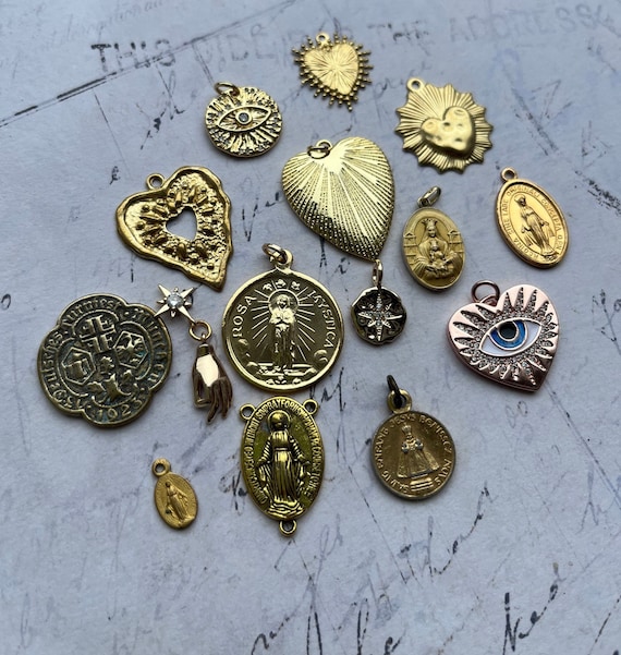 Beautiful rare vintage mystical pendant charms he… - image 5
