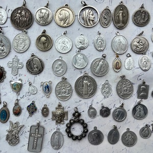 Antieke Heilige Maria religieuze Jezus bedel hangers Vintage Franse medailles set van 59 stuks kies je ketting of mysteriedoos