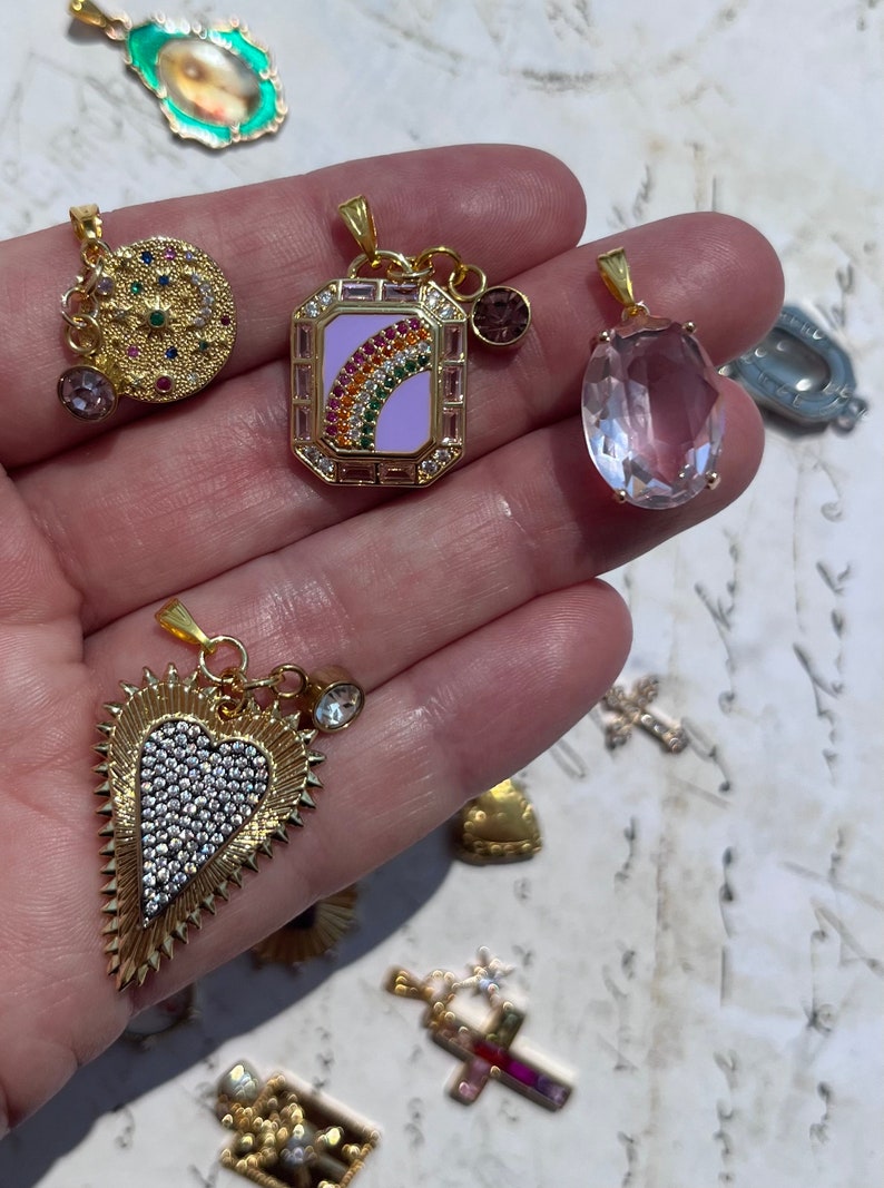 Bellissimi pendenti religiosi alla moda vintage francesi adorabili, crocifisso, oro riempito in oro 18k, Francia, Germania, Italia, scegli tra 20 immagine 6