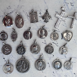Antieke Heilige Maria religieuze bedels hangers Vintage Franse medailles set van 22 stuks kies je unieke ketting kerstcadeaus