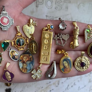 Charmants colliers à breloques dorées collection vintage de breloques religieuses, choisissez vos breloques parmi un bel ensemble de 59 pendentifs 18 carats de 22 po. image 2