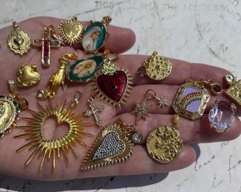 Encantadores y hermosos colgantes religiosos con estilo vintage francés Encantos Crucifijo Dorado lleno de oro 18k Francia Alemania Italia elegir entre 20