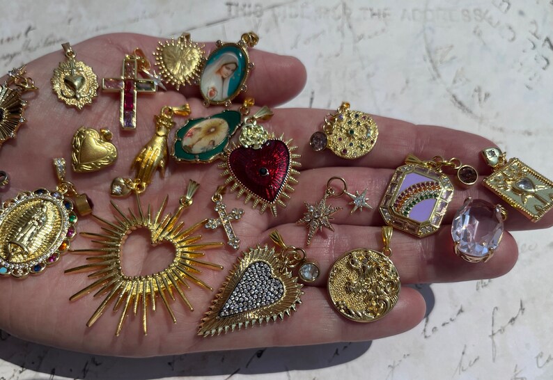 Bellissimi pendenti religiosi alla moda vintage francesi adorabili, crocifisso, oro riempito in oro 18k, Francia, Germania, Italia, scegli tra 20 immagine 1