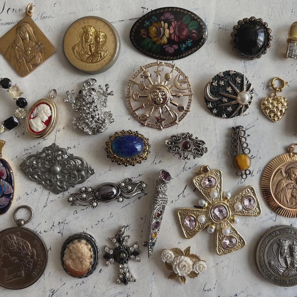 Beautiful Antique Vintage Pendants Brooches Clocks Charms Choose yours from this lovely set Christmas sale