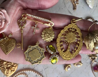 Bellissimo ciondolo di gioielli antichi Broche Medaille Ciondoli in metalli dorati ottone rame placcato oro