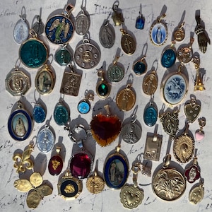 Lovely Antique Vintage Style Stylish Golden Pendant Charm Medaille 18K color  goldfilled goldplated metals highend choose from 51 necklaces