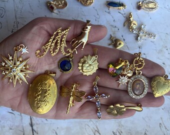 Belles breloques dorées anciennes Français Allemand Italie Broche vintage collier avec pendentif en acier inoxydable, métaux en or 18 carats Antiquités européennes faites à la main