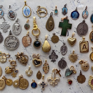 Hermoso collar colgante vintage con elegantes dijes dorados antiguos, elija entre el conjunto de 47, estilo art nouveau francés de París, luna, estrellas y corazón.