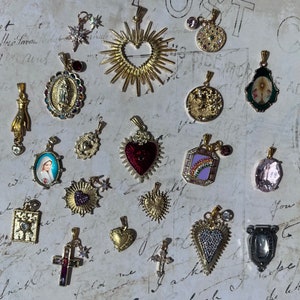 Mooie mooie Franse vintage stijlvolle religieuze hangers Charms Crucifix Golden goldfilled 18k Frankrijk Duitsland Italië kies uit 20 afbeelding 2