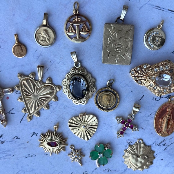 Charmants pendentifs anciens français charmes anciens 18 carats or 24 carats 8 carats et métaux dorés allemands vintage à choisir dans ce lot de 18