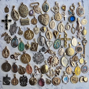 Prachtige antieke Franse religieuze gouden bedels Vintage 18k roségouden kleurstijl kies de jouwe uit deze set van 73 in de kerstuitverkoop