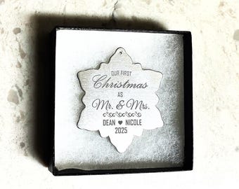Adorno navideño personalizado de copo de nieve / Regalo de boda grabado / Nuestra primera Navidad como Sr. y Sra.