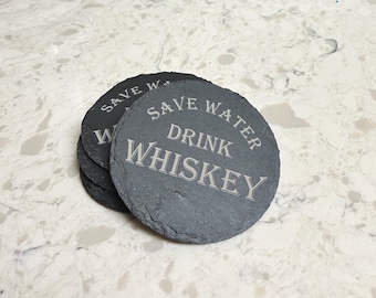 Posavasos de pizarra grabado con diseño divertido / Ahorra agua, bebe whisky