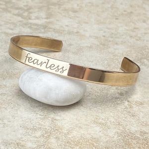 Fearless Graverat Manschettarmband: Inspirerande smyckesgåva