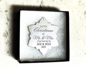 Nuestra primera Navidad como marido y mujer / Adorno navideño de copo de nieve grabado / Regalo de boda personalizado