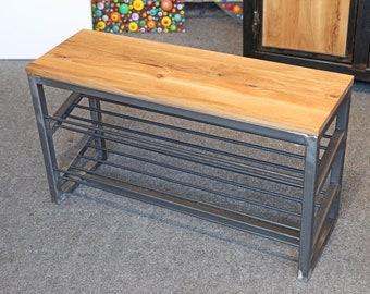 Op de afbeelding: Een schoenenrek met een houten bovenblad en een metalen frame. Het rek heeft drie planken om schoenen op te bergen.