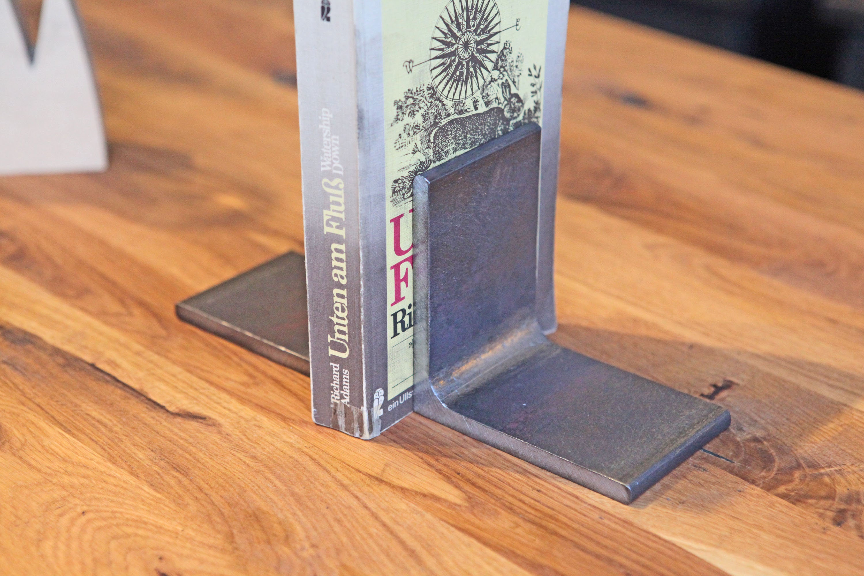 Buchstützen Upcycling Handmade Buchständer Industriedesign Stahl Bücherstützen