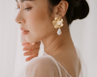 Olivia Gold Earrings, Flower Earrings, Pearl Earrings, Earrings Stud, bridal Earrings, Petal Earrings, Bridal Earrings,