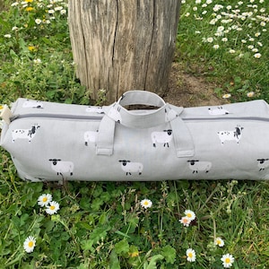 Aiguilles à tricoter et sac en laine