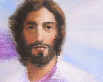 Può includere: Un dipinto di un uomo con la barba e i capelli lunghi. Indossa una camicia bianca con un colletto viola. Lo sfondo è blu chiaro e viola.