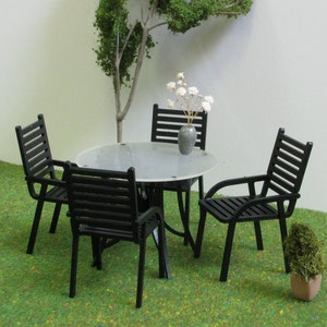 ENSEMBLE DE SALLE À MANGER PATIO miniature, échelle 1/6, maison de poupée faite à la main Mobilier de jardin de style moderne, 4 chaises et table, décoration extérieure contemporaine,