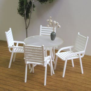 Ensemble de salle à manger de patio miniature, échelle 1/12, meubles de jardin de style moderne pour maison de poupée faits main, 4 chaises et table, décoration extérieure contemporaine,